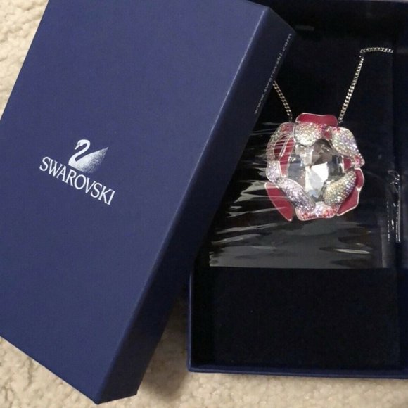 Swarovski Flower necklace new with box - Picture 2 of 3